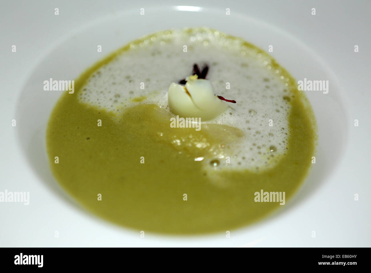 Snow Pea Volute serviert auf dem Banjaran Hotspring Rückzug in der Nähe von Ipoh, Malaysia. Das Gericht hat eine Vanille-Schaum. Stockfoto