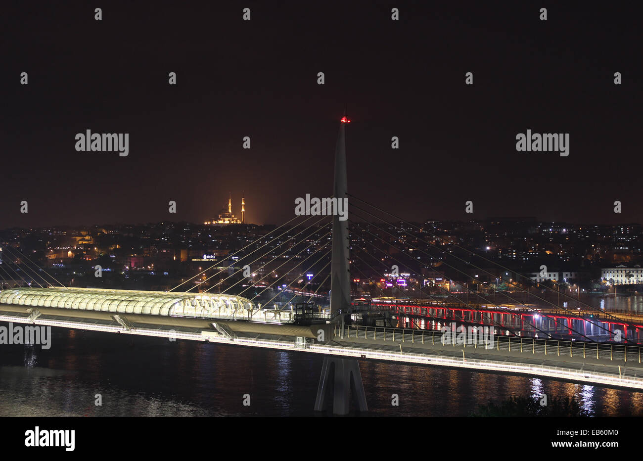 Golden Horn Metro Bridge und Atatürk (Unkapani) Bridge, Istanbul, Türkei. Stockfoto