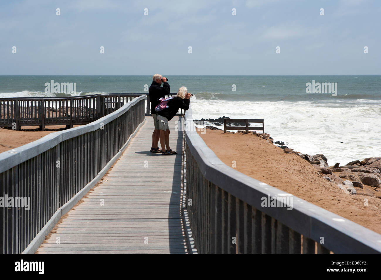 Boardwalk am Cape Cross Seal Reserve - in der Nähe von Henties Bay, Namibia, Afrika Stockfoto