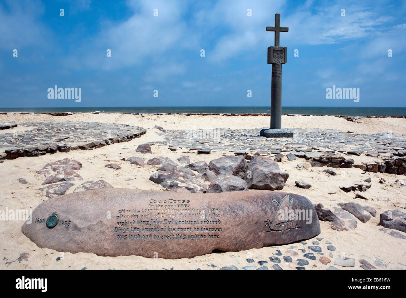 Steinkreuz bei Cape Cross Seal Reserve - in der Nähe von Henties Bay, Namibia, Afrika Stockfoto