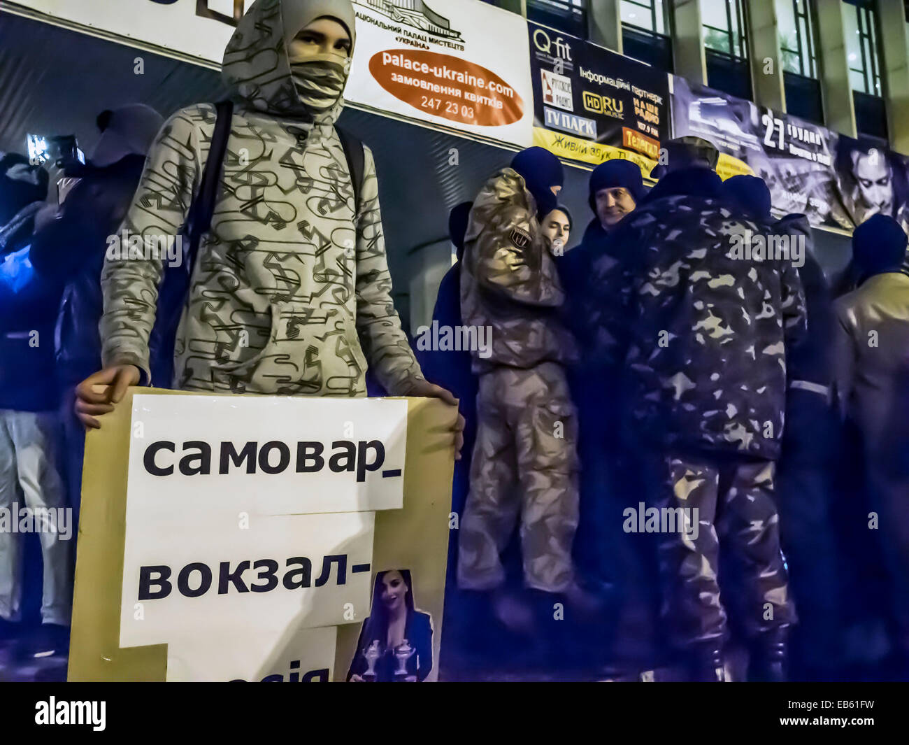 Kiew, Ukraine. 26. November 2014. Junge Nationalisten in der Maske hält einen Banner "Samowar - Bahnhof - Russland" zu lesen. Ukrainische Ultranationalisten versuchten, das Konzert der beliebten Sängerin Ani Lorak stören. Sie warf ihr, dass sie nicht die Aggression Russlands gegen ihr Land verurteilt hat. Ani Lorak nach der Annexion der Krim eines der Musik nahm awards in Russland, wo es sehr beliebt ist. Jugendliche bewarfen den Eingang zum Palast der Ukraine, wo das Konzert statt Hühnereier, Feuerwerkskörper und Rauchbomben fand. Bildnachweis: Igor Golovnov/Alamy Live-Nachrichten Stockfoto