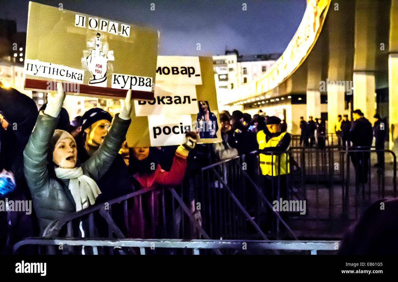 Kiew, Ukraine. 26. November 2014. Junge Nationalisten benötigen Zuschauer, den Konzertbesuch zu verlassen. Ukrainische Ultranationalisten versuchten, das Konzert der beliebten Sängerin Ani Lorak stören. Sie warf ihr, dass sie nicht die Aggression Russlands gegen ihr Land verurteilt hat. Ani Lorak nach der Annexion der Krim eines der Musik nahm awards in Russland, wo es sehr beliebt ist. Jugendliche bewarfen den Eingang zum Palast der Ukraine, wo das Konzert statt Hühnereier, Feuerwerkskörper und Rauchbomben fand. Bildnachweis: Igor Golovnov/Alamy Live-Nachrichten Stockfoto