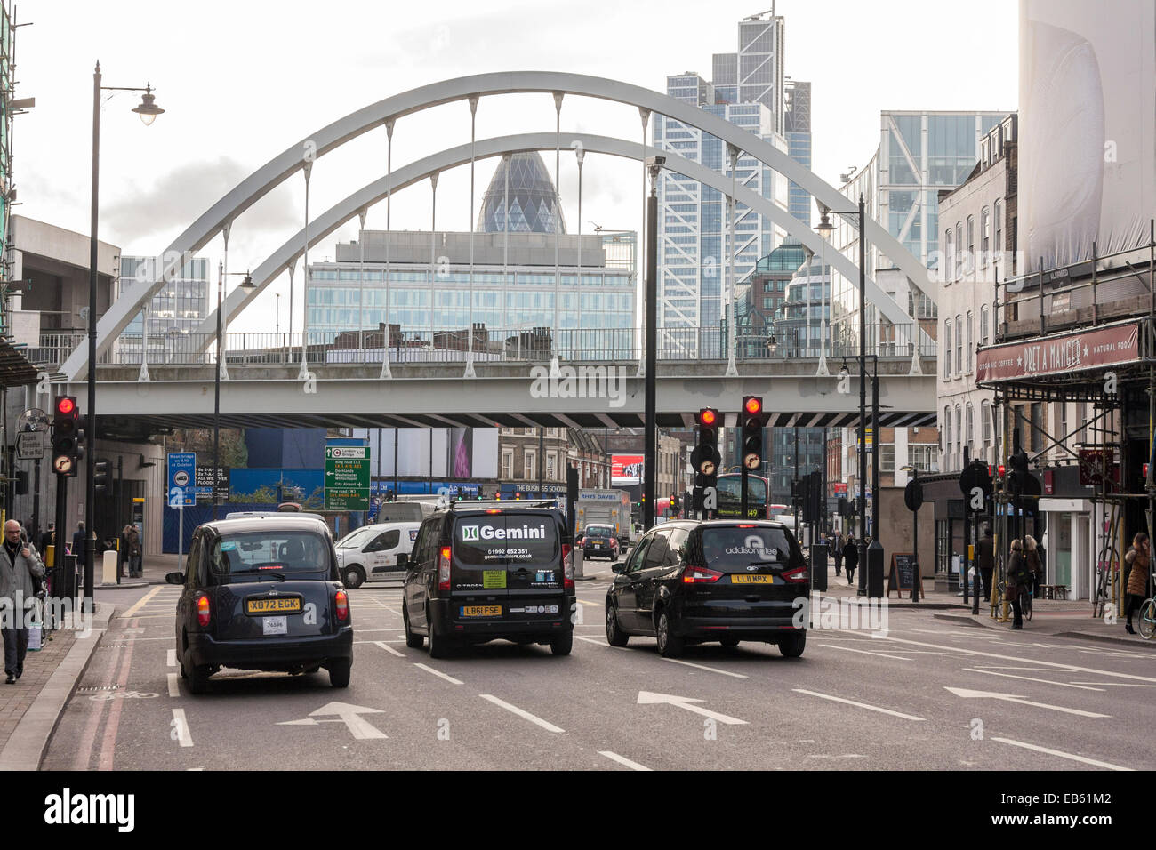 Auf der Suche nach Shoreditch High Street mit Blick auf die City of London zeigt Heron-Tower und 30 St Mary Axe (The Gherkin), UK Stockfoto