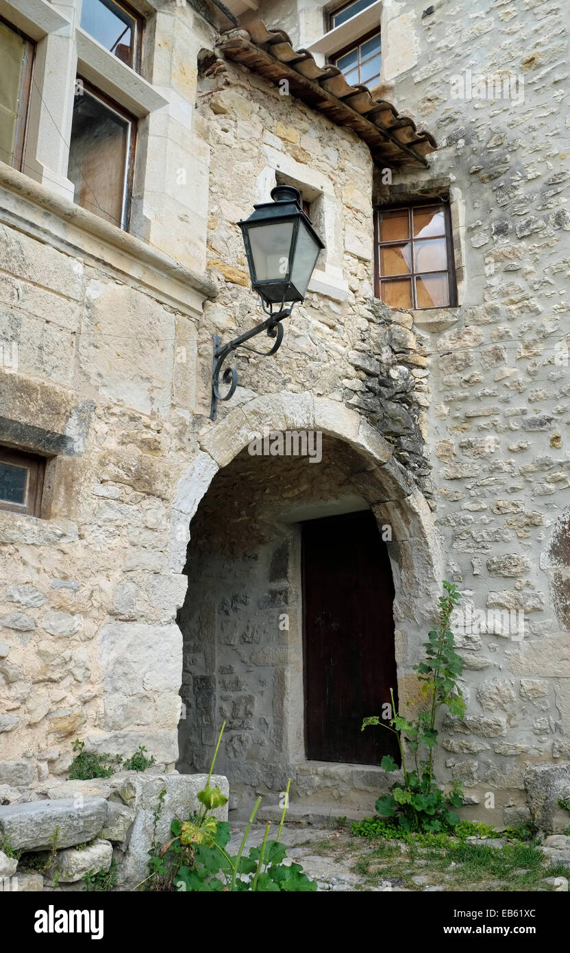 Ein Torbogen in die mittelalterliche befestigte Dorf von Le Poët-Laval, Drôme Provençale, Frankreich. Stockfoto