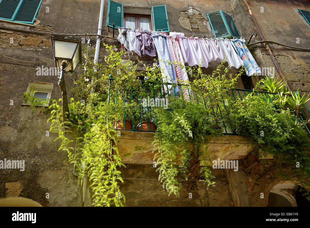 Balkon, geschmückt mit Blumen, Pitigliano, Toskana, Italien Stockfoto