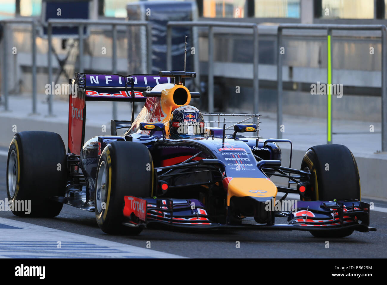 Dubai, Vereinigte Arabische Emirate. 26. November 2014.  Zum Ende der Saison Auto Testsitzungen, Tag 2. Daniel Ricciardo testet die Infiniti Red Bull Racing während des Post-Saison-Tests bei der Abu Dhabi Credit: Action Plus Sport Bilder/Alamy Live News Stockfoto