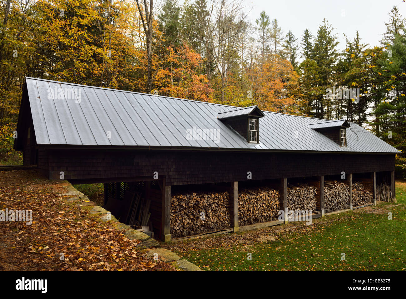 Marsh billings Rockefeller National Historical Park voller trocknen Protokolle von stückholz als Brennstoff in Kaminen auf Mountain Road Vermont usa Holzschuppen Stockfoto