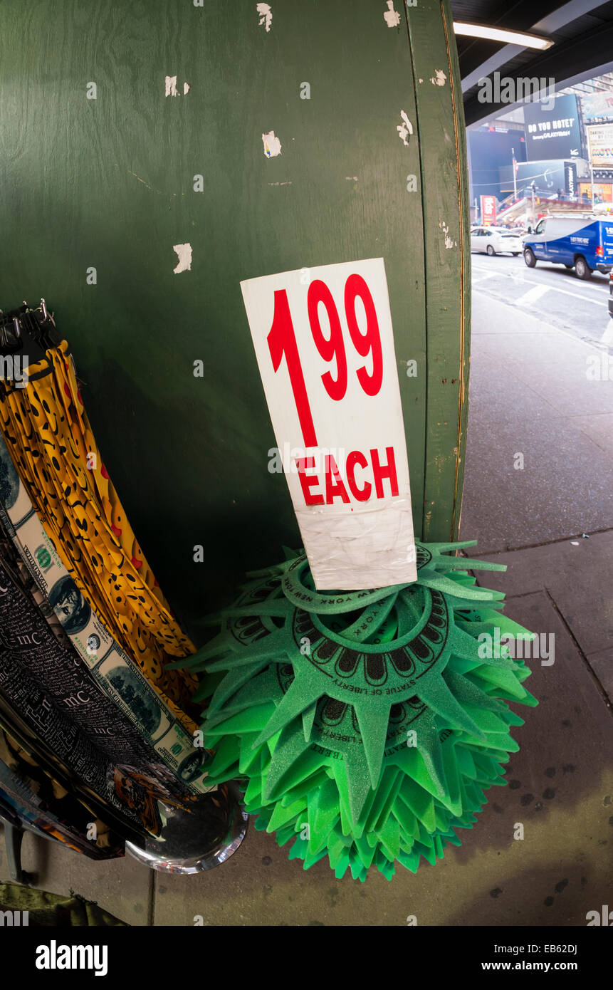 Schaum-Statue of Liberty Krone Souvenirs in einem Shop catering für Touristen auf dem Times Square in New York Stockfoto