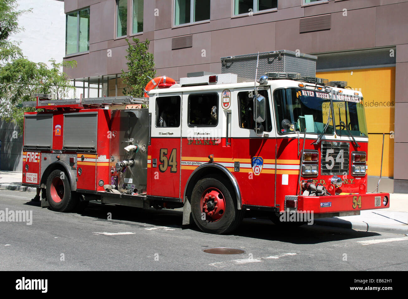 City of New York Fire Department Feuerwehrauto, von Motor Company 54 betrieben.  Geparkt in West 46th Street, Manhattan. Stockfoto