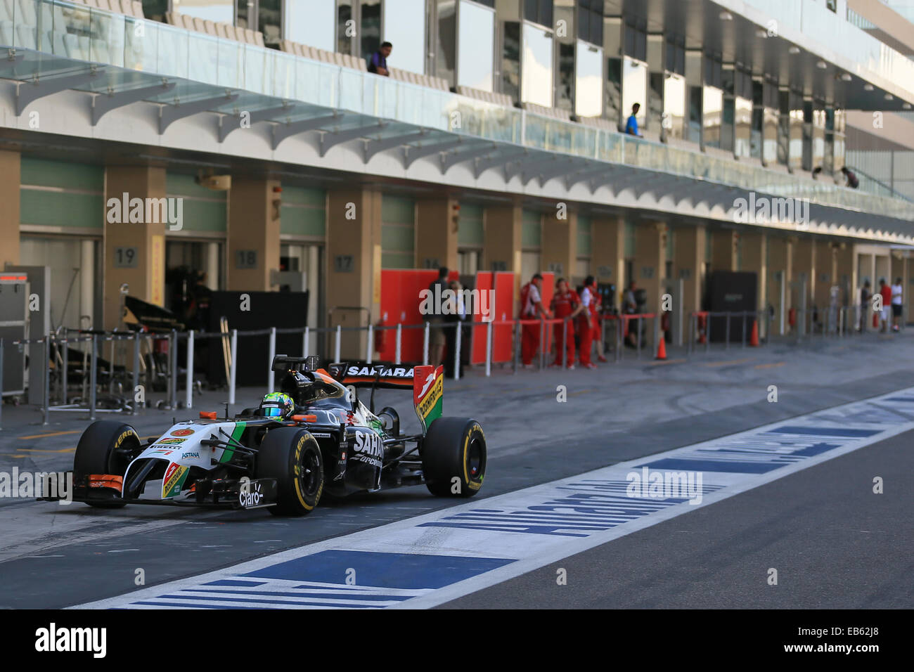 Dubai, Vereinigte Arabische Emirate. 26. November 2014.  Zum Ende der Saison Auto Testsitzungen, Tag 2. Spike Goddard Tests der Sahara Force India VJM07 mit Anthony Hamilton entworfen, Kamera-Display-System Credit: Action Plus Sport Bilder/Alamy Live News Stockfoto