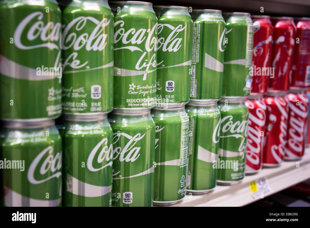 Sixpacks von Dosen des neuen Lebens, Coca-Cola in einem Supermarkt in New York Stockfoto