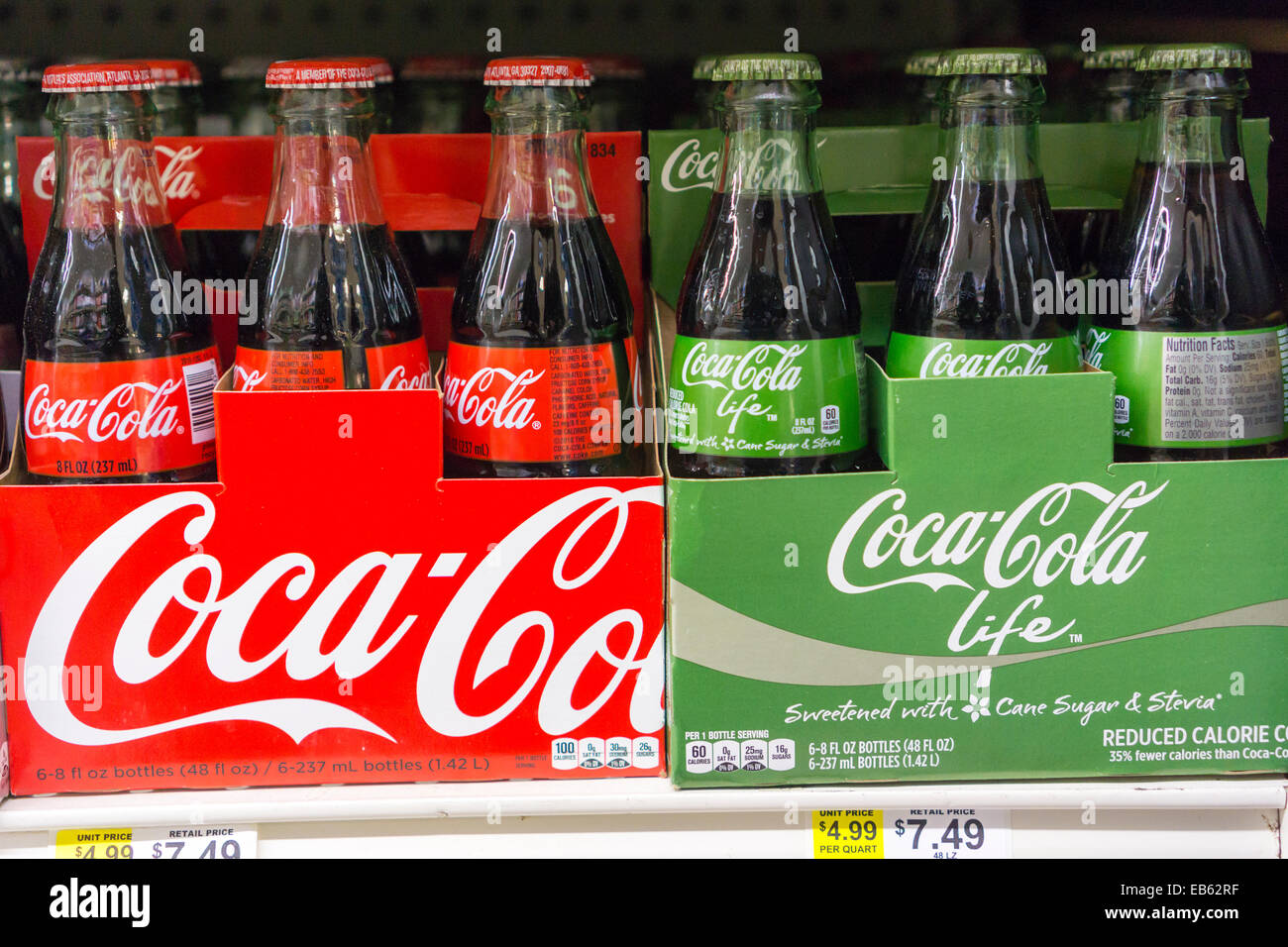 Sixpacks von Mini-Flaschen des neuen Coca-Cola Leben und klassischen Coke  in einem Supermarkt in New York Stockfotografie - Alamy