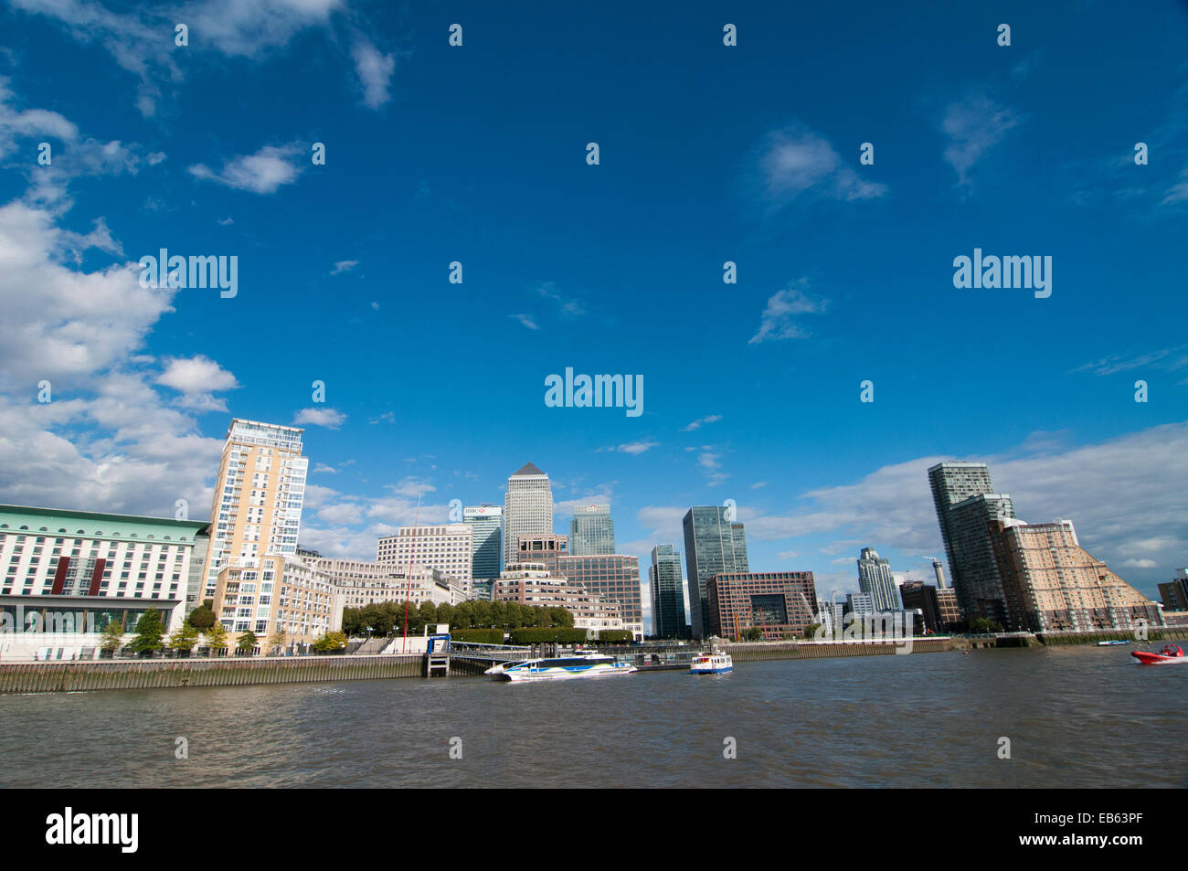 Canary Wharf, Canary Wharf Pier und Wasser taxis von der Themse Stockfoto