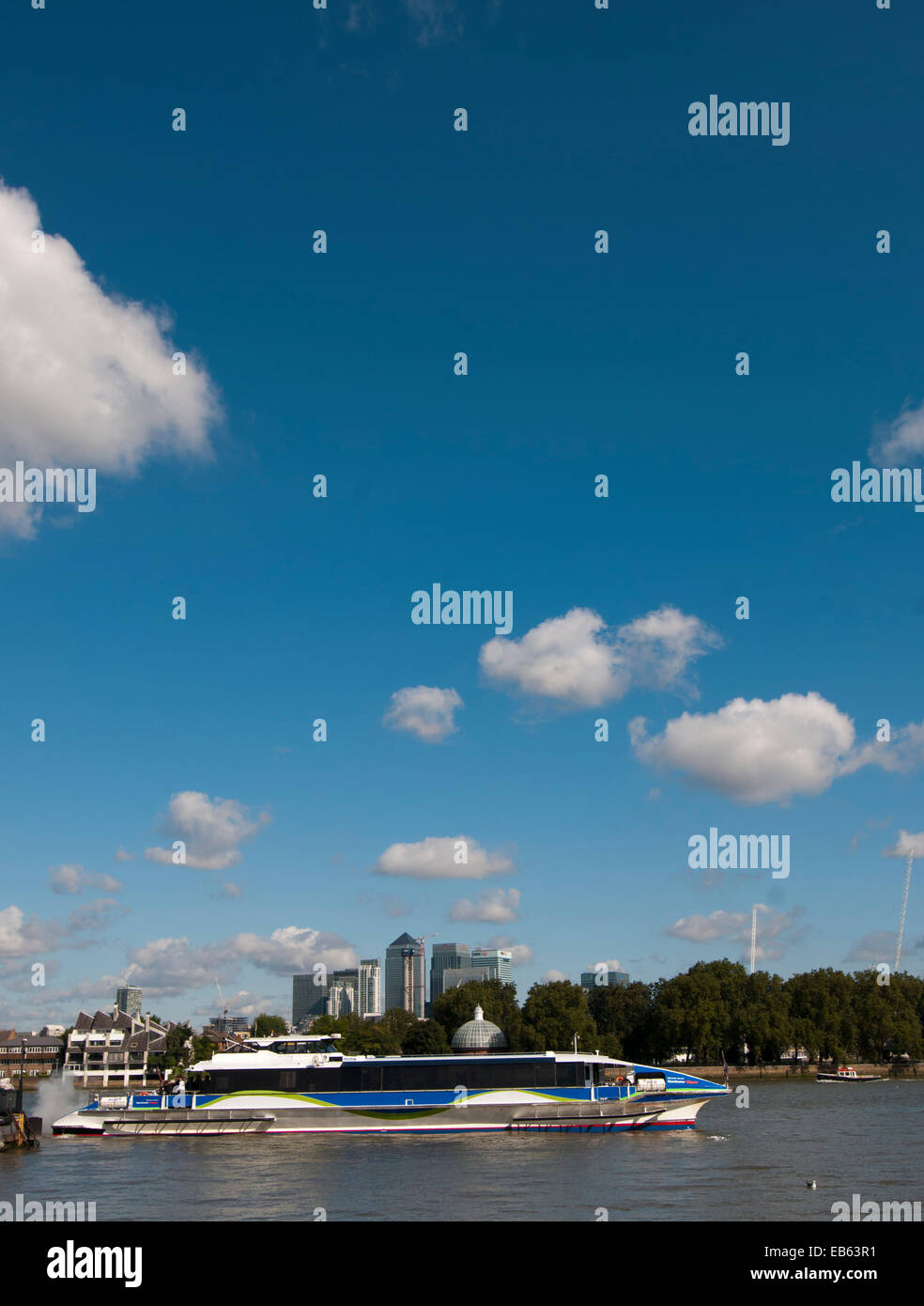 Blick vom Greenwichacross zur Canary Wharf mit Wasser-Taxi auf Greenwich Pier Stockfoto