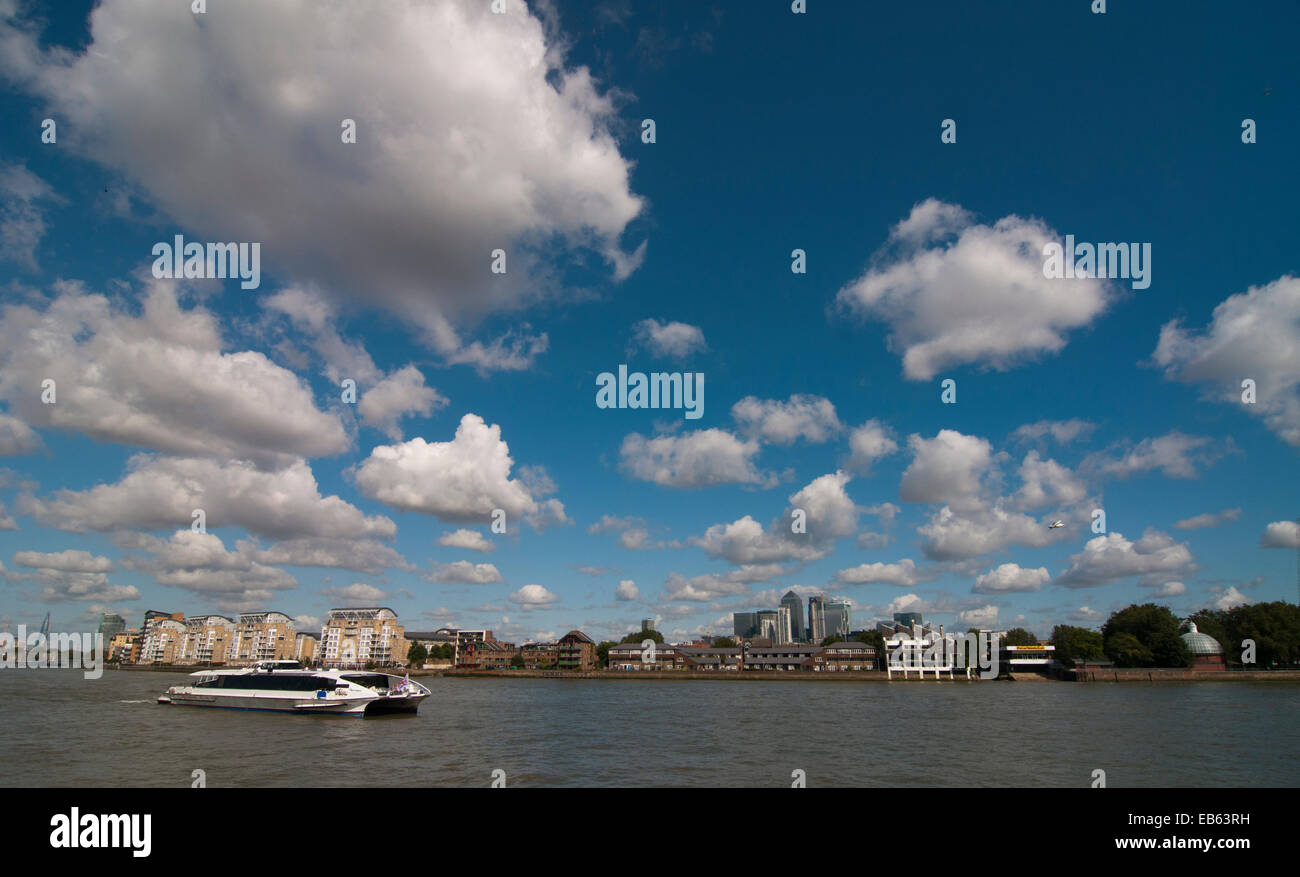 Wasser Taxi Überschrift auf der Themse mit Canary Wharf im Hintergrund Stockfoto