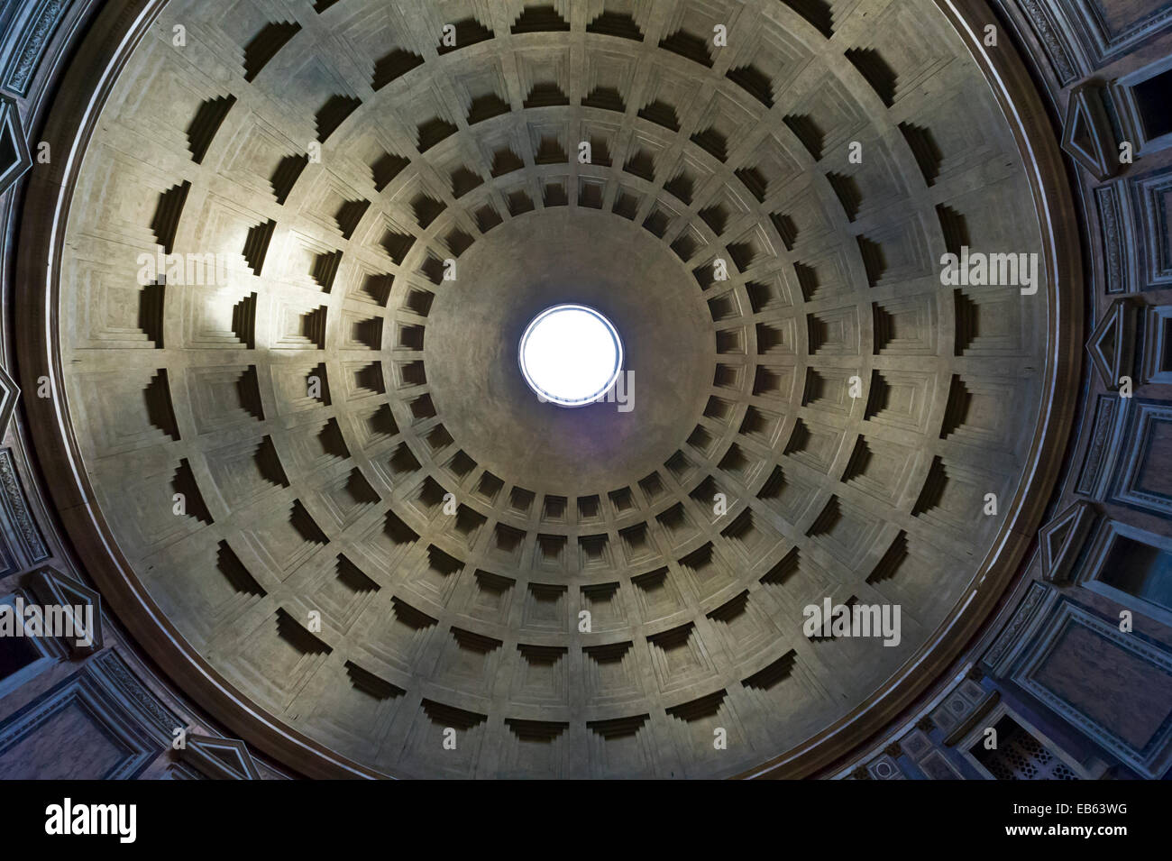 Der Pantheon Runde Decke mit einem Loch in der Mitte in der Stadt von Rom,  Italien Stockfotografie - Alamy