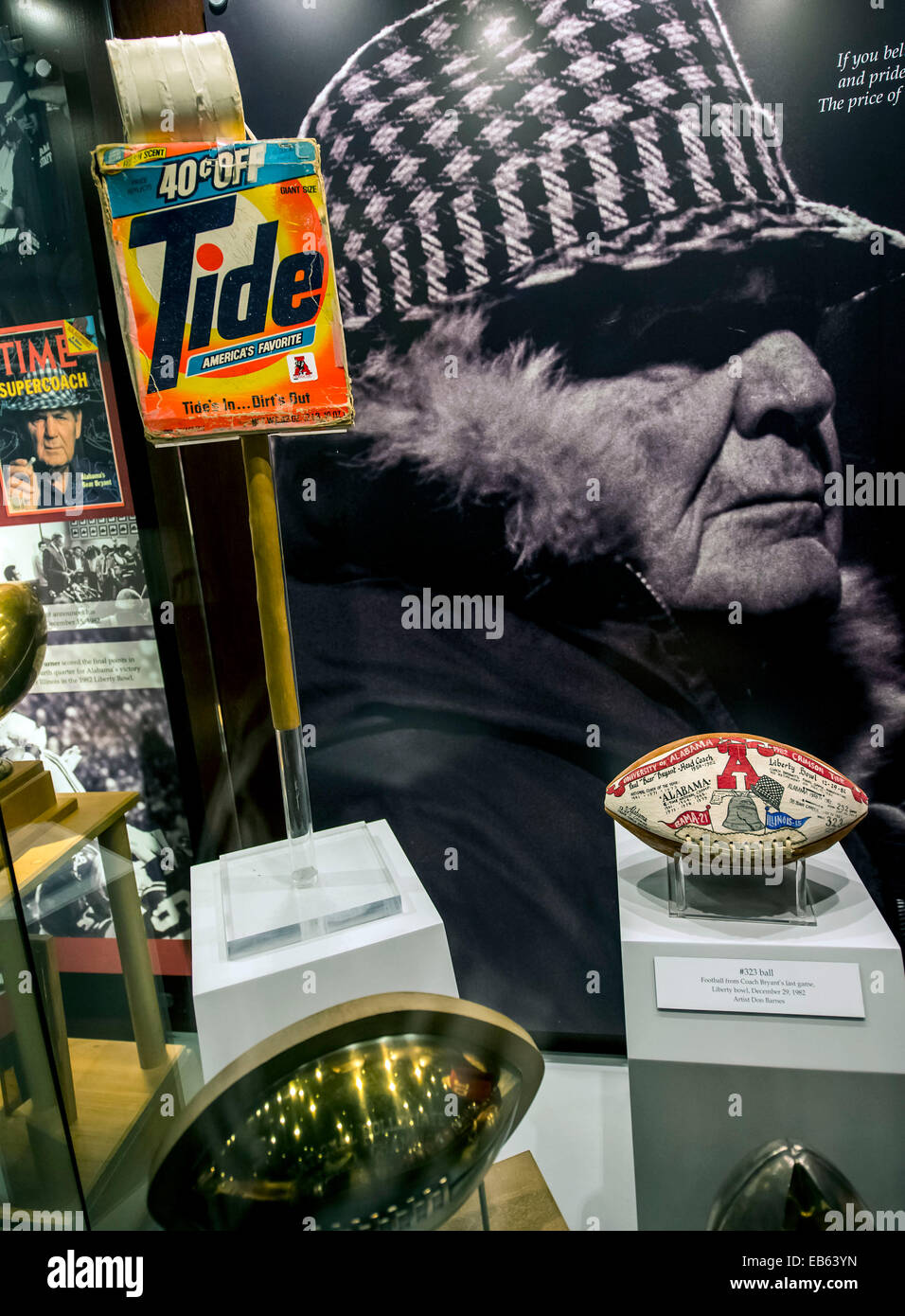 Tuscaloosa, Alabama, USA. 26. November 2014. Eine Anzeige im Musée Paul W. Bryant auf dem Campus der University of Alabama. Das Museum zeichnet die Geschichte des Fußballs in der Schule, mit besonderem Schwerpunkt auf dem legendären Trainer, Paul '' tragen '' Bryant. Die 2014 Iron Bowl-Spiel wird im Bryant Denny Stadium in Tuscaloosa am 29. November gegen Auburn University gespielt. © Brian Cahn/ZUMA Draht/Alamy Live-Nachrichten Stockfoto