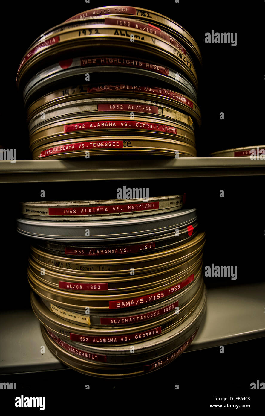 Tuscaloosa, Alabama, USA. 26. November 2014. Dosen mit Spiel Film befinden sich in den Archiven im Musée Paul W. Bryant auf dem Campus der University of Alabama. Das Museum zeichnet die Geschichte des Fußballs in der Schule, mit besonderem Schwerpunkt auf dem legendären Trainer, Paul '' tragen '' Bryant. Die 2014 Iron Bowl-Spiel wird im Bryant Denny Stadium in Tuscaloosa am 29. November gegen Auburn University gespielt. © Brian Cahn/ZUMA Draht/Alamy Live-Nachrichten Stockfoto
