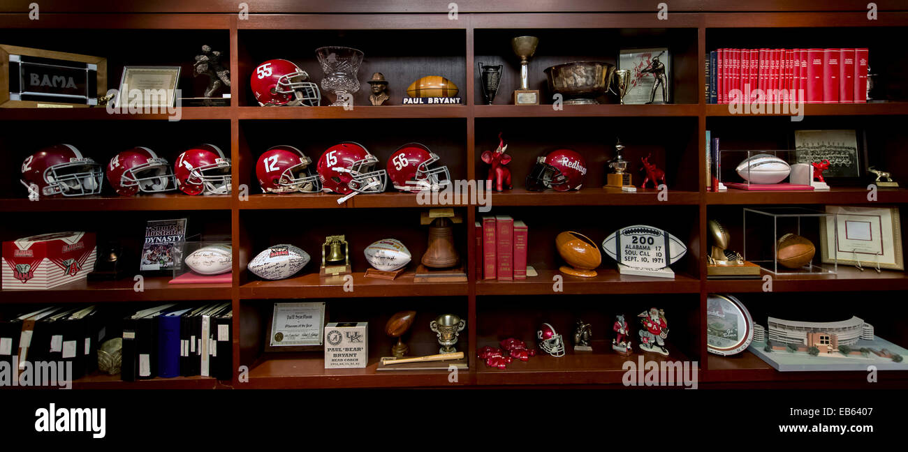 Tuscaloosa, Alabama, USA. 26. November 2014. Erinnerungsstücke in ein Bücherregal in den Büros des Musée Paul W. Bryant auf dem Campus der University of Alabama. Das Museum zeichnet die Geschichte des Fußballs in der Schule, mit besonderem Schwerpunkt auf dem legendären Trainer, Paul '' tragen '' Bryant. Die 2014 Iron Bowl-Spiel wird im Bryant Denny Stadium in Tuscaloosa am 29. November gegen Auburn University gespielt. © Brian Cahn/ZUMA Draht/Alamy Live-Nachrichten Stockfoto