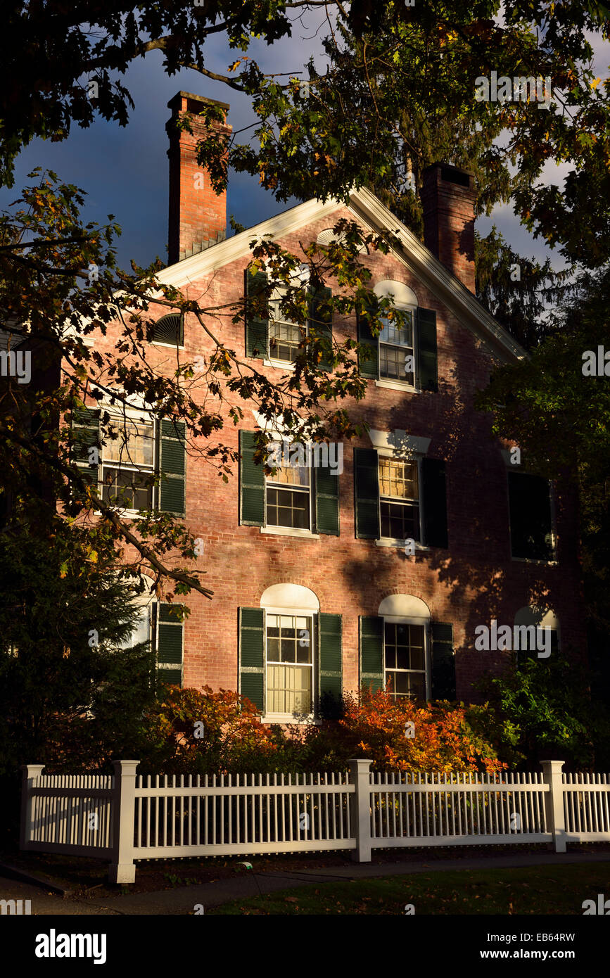 Historische rote Backsteinhaus mit Abendsonne in Woodstock Vermont USA im Herbst Stockfoto