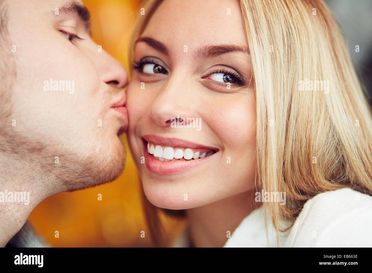 Nahaufnahme der glückliche Frau geküsst werden Stockfoto