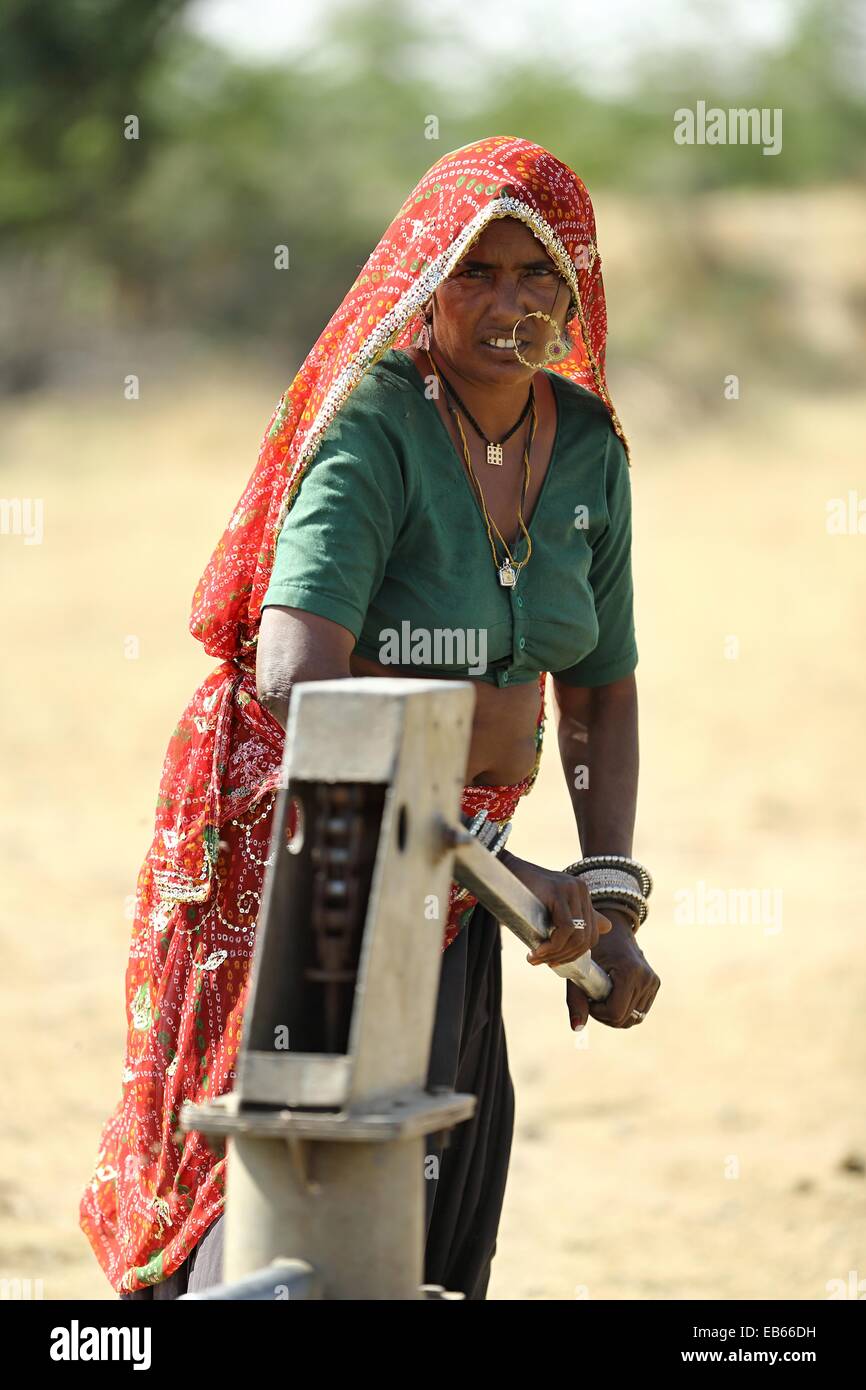 Inderin, die Aufnahme von Wasser aus dem gut Indien Stockfoto