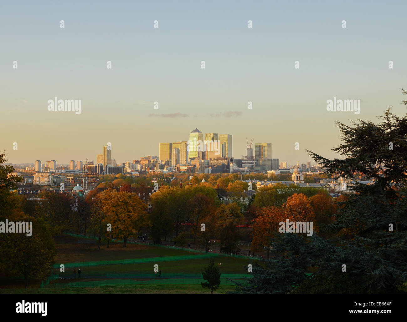 Blick auf den Sonnenuntergang von der City of London, Canary Wharf, die vom Greenwich Park Stockfoto