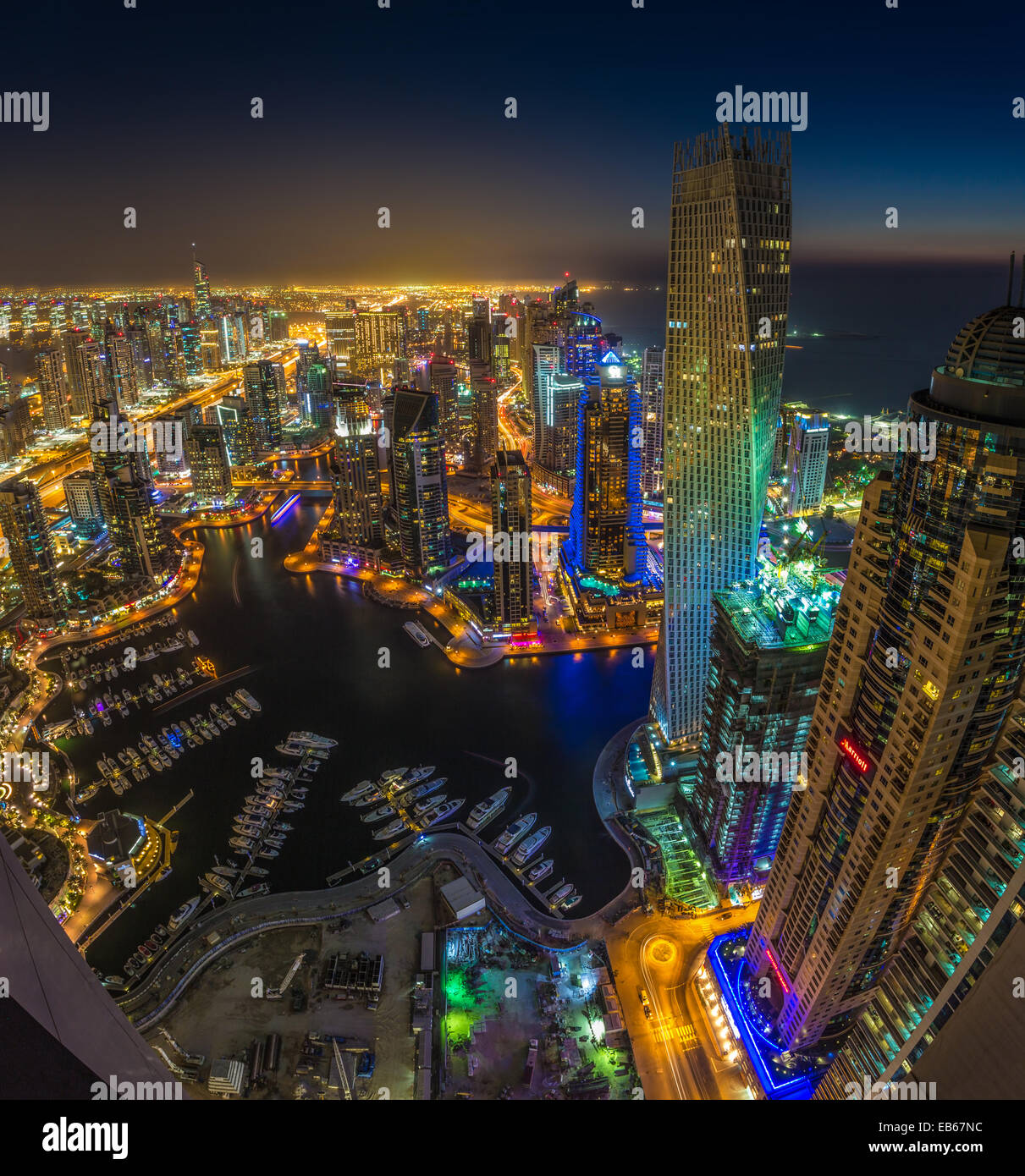 DUBAI, Vereinigte Arabische Emirate - 13 Oktober: Moderne Gebäude in Dubai Marina, Dubai, Vereinigte Arabische Emirate. In der Stadt der künstlichen Kanal Länge von 3 km Stockfoto