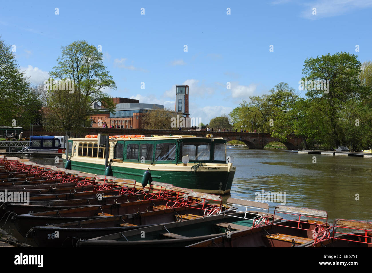Ruder- und Freizeitboote am Fluss Avon mit der Royal Shakespeare Company Theater im Hintergrund, Stratford-upon-Avon Stockfoto