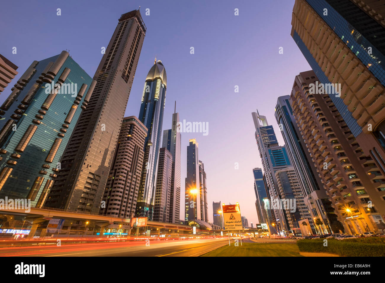Abends Blick auf Hochhäuser entlang der Sheikh Zayed Road in Dubai Vereinigte Arabische Emirate. Stockfoto