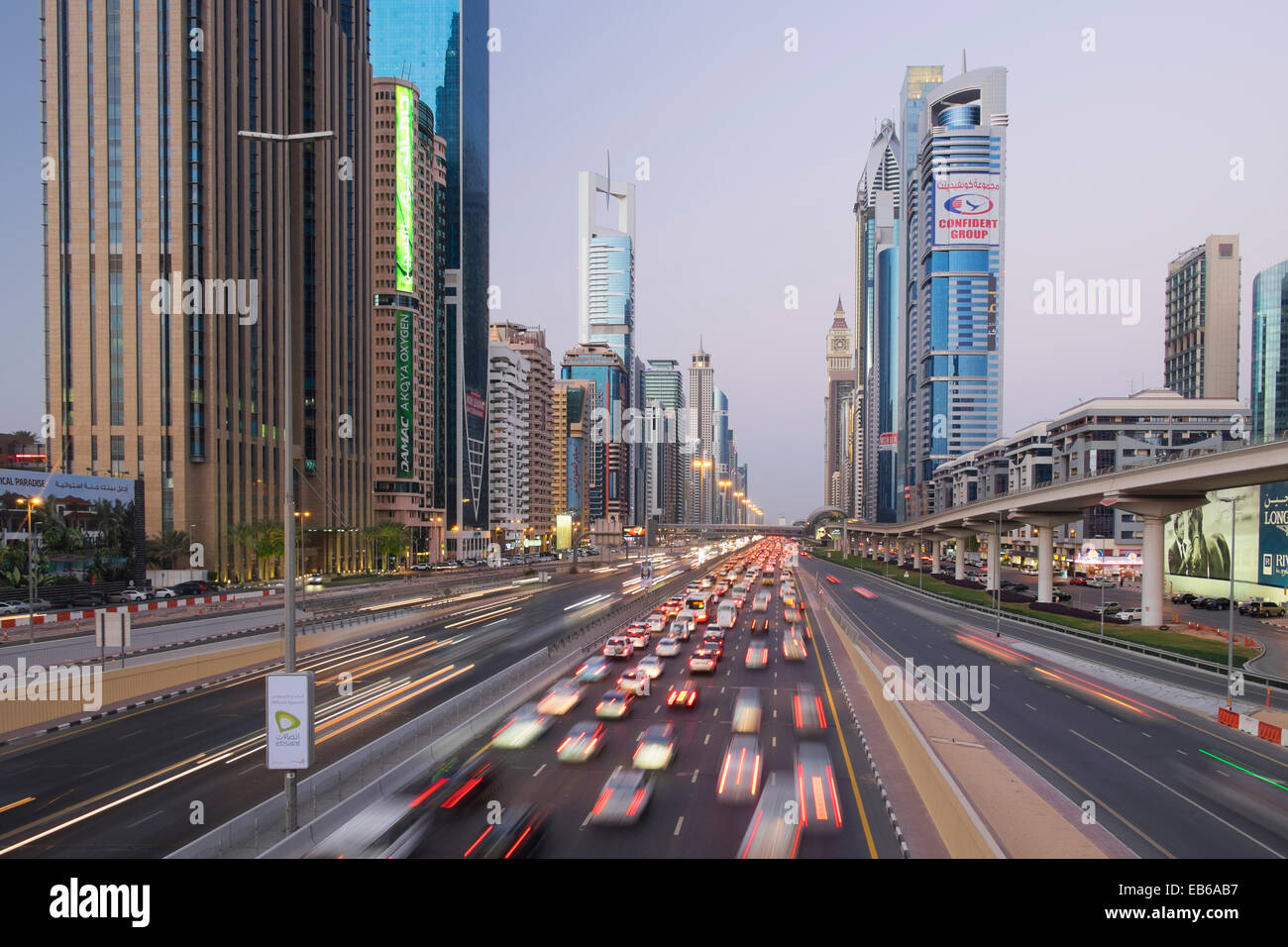 Abends Blick auf Wolkenkratzer und Verkehr entlang der Sheikh Zayed Road in Dubai Vereinigte Arabische Emirate. Stockfoto