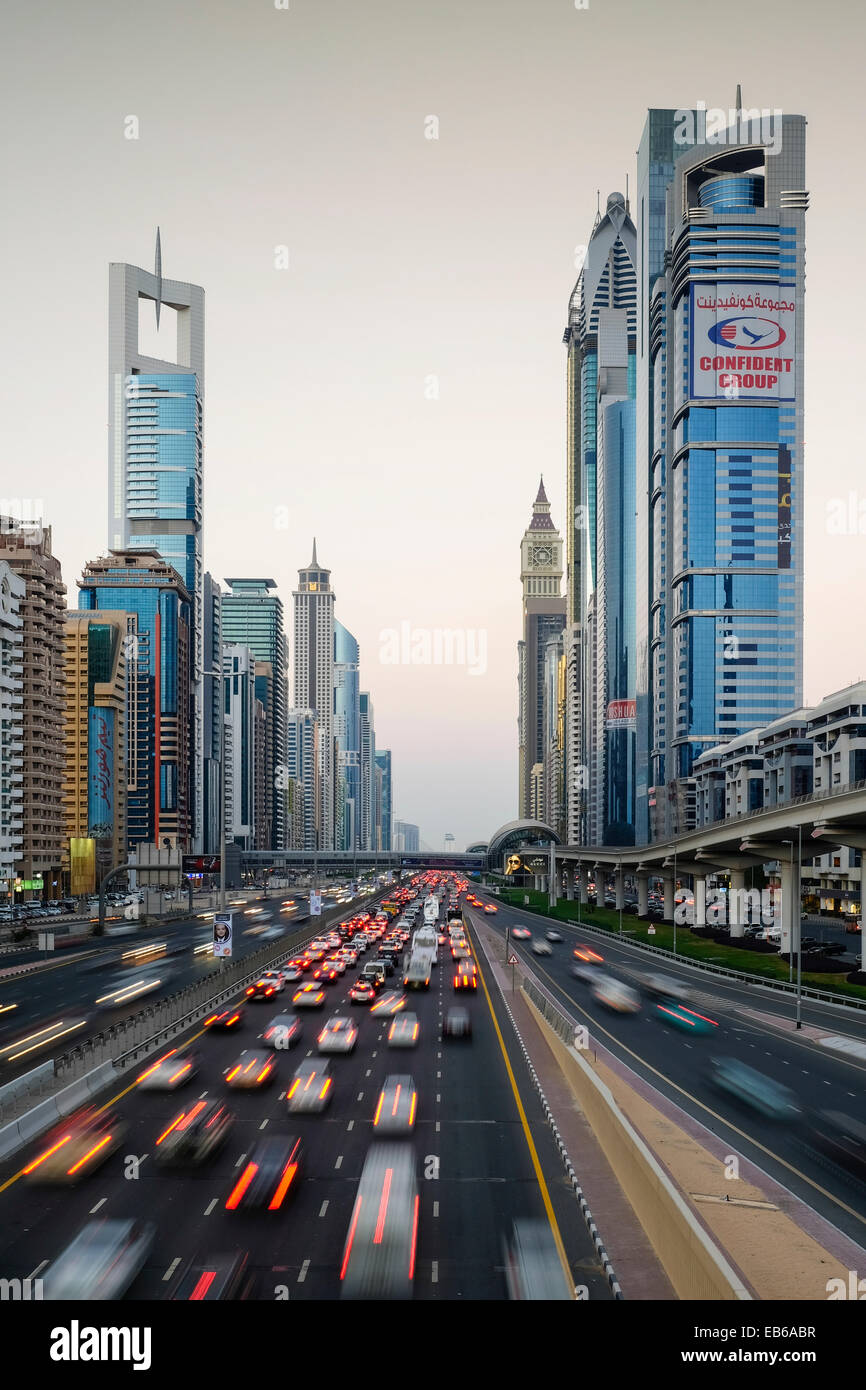 Abends Blick auf Wolkenkratzer und Verkehr entlang der Sheikh Zayed Road in Dubai Vereinigte Arabische Emirate. Stockfoto