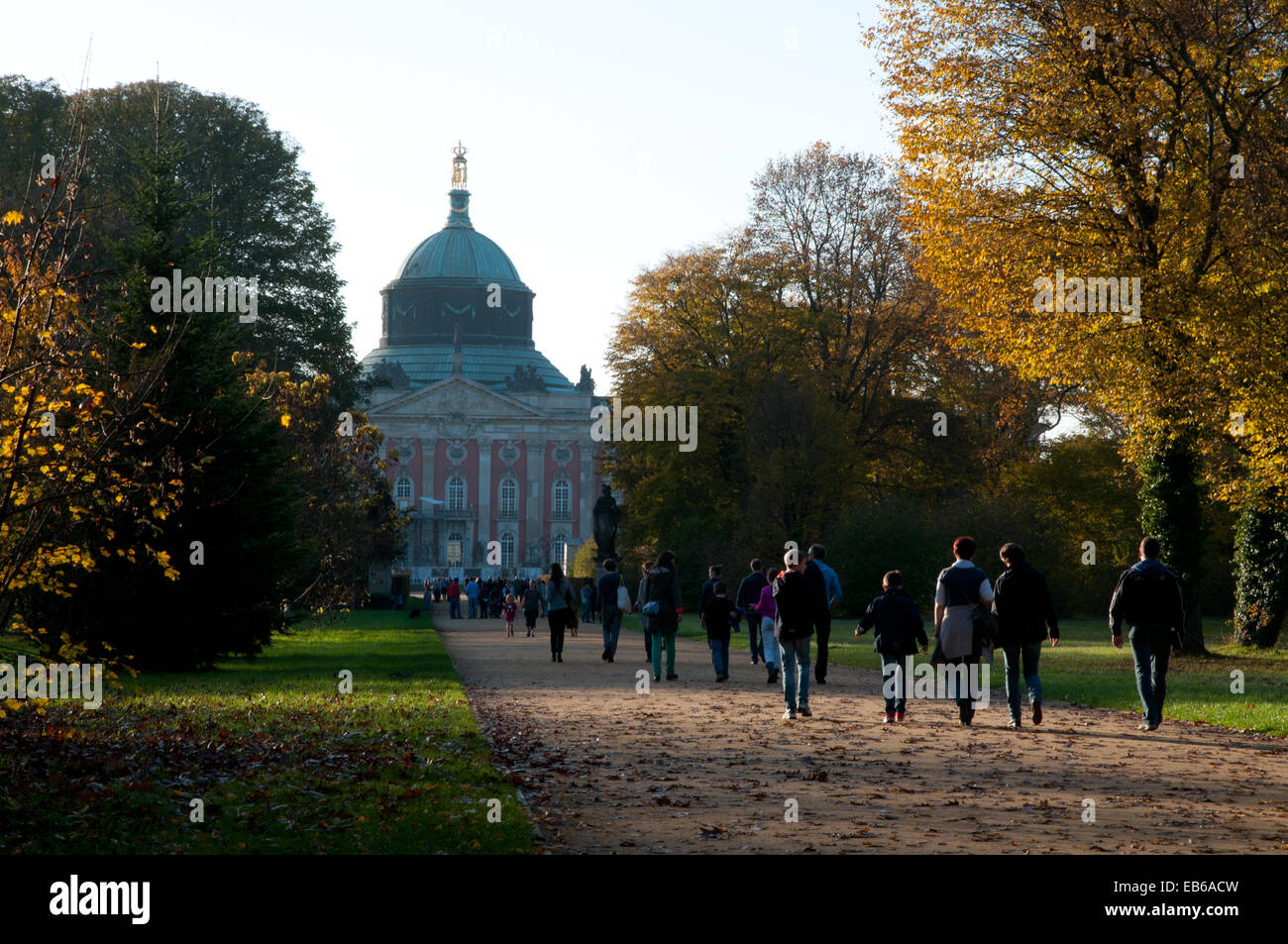 Menschen zu Fuß durch den Park Sanssouci im Herbst, Schloss Neues Palais, Potsdam Stockfoto