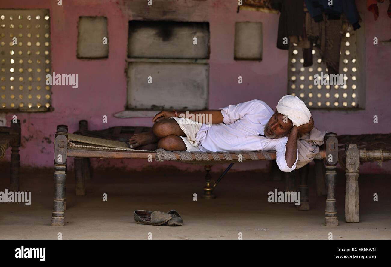 Indischer Mann schlafen Porträt Indien Rajasthan Stockfoto