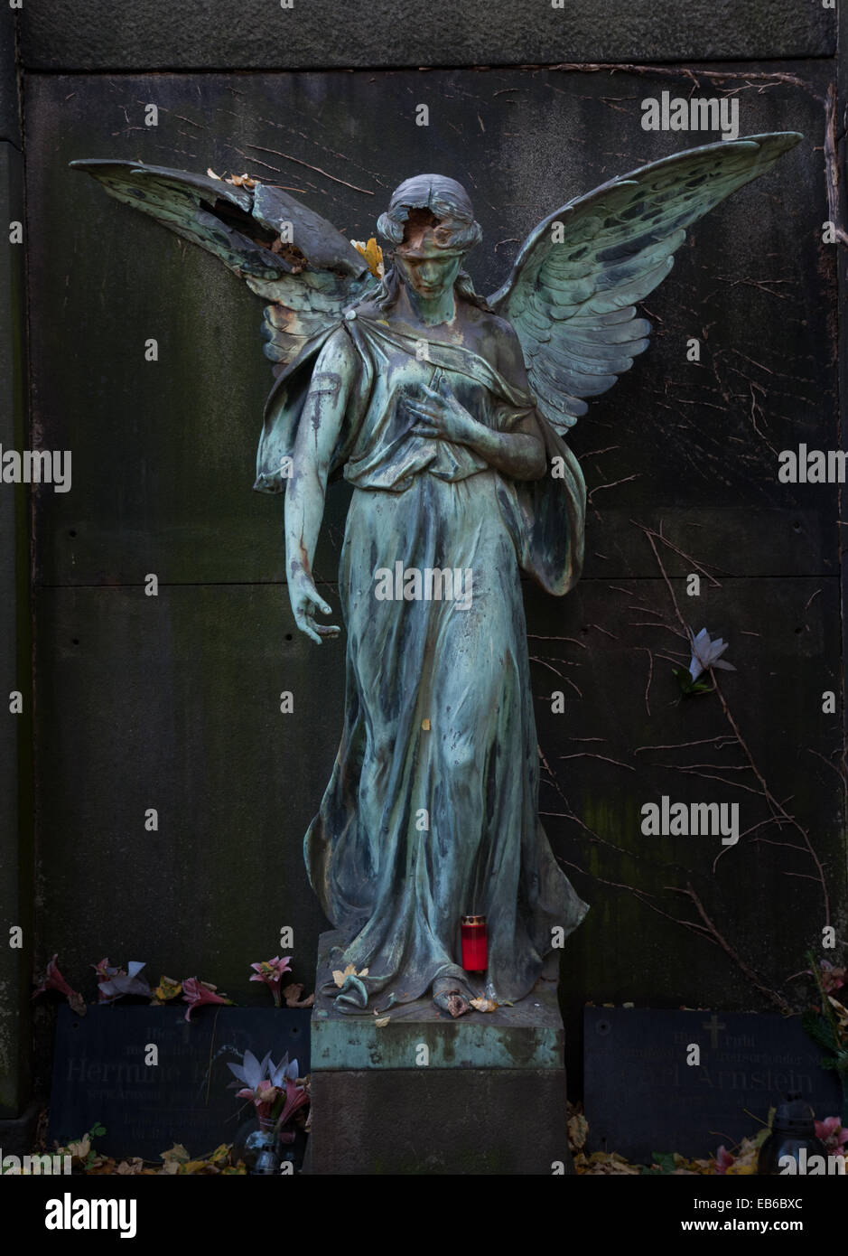 Beschädigte geflügelte Engel in St. Hedwig-Friedhof in Berlin Stockfoto