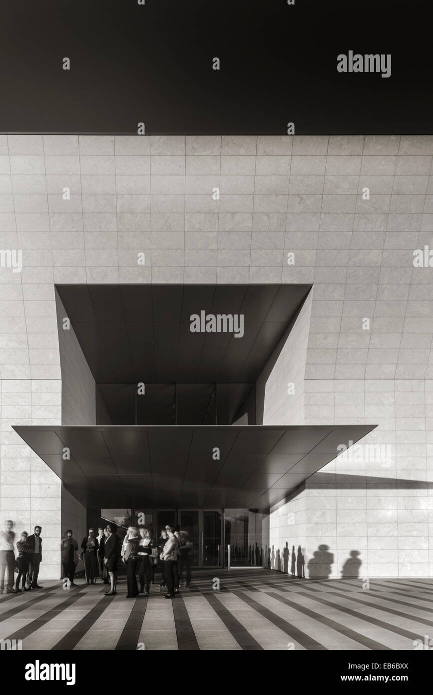 Aga Khan Museum, Toronto, Kanada. Architekt: Fumihiko Maki, 2014. Partielle Erhöhung der Kalkstein-Fassade mit überdachten Eingang ich Stockfoto