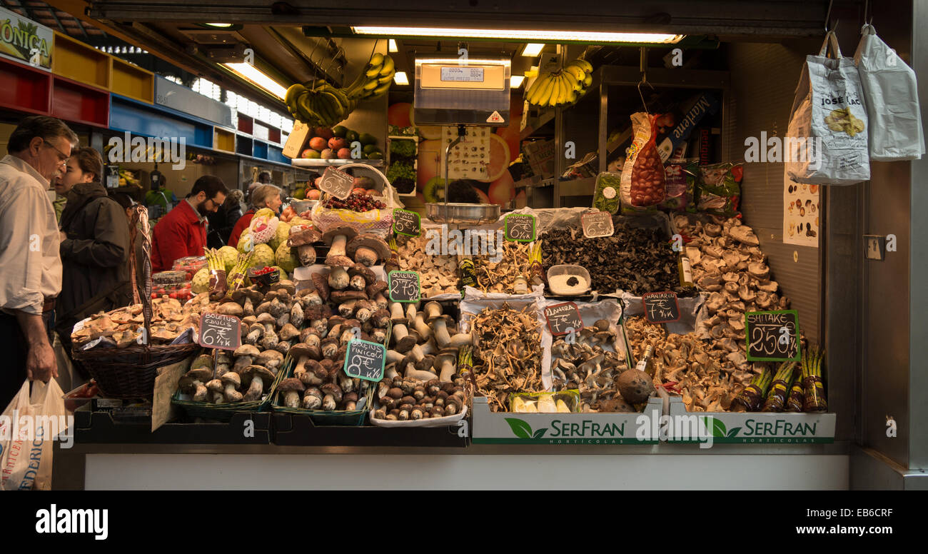 MALAGA MARKT ATARAZANAS PILZE PILZE GEMÜSE OBST FISCH MEERESFRÜCHTE FLEISCH SCHINKEN OLIVEN BROT SCHALENTIEREN NÜSSEN FRISCHE LEBENSMITTEL PRODUZIEREN Stockfoto