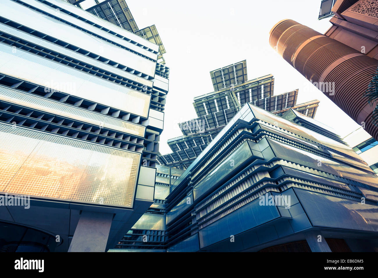 Moderne Architektur mit Sonnenkollektoren auf dem Dach, Institut für Wissenschaft und Technologie in Masdar City Abu Dhabi Vereinigte Arabische Emirate Stockfoto
