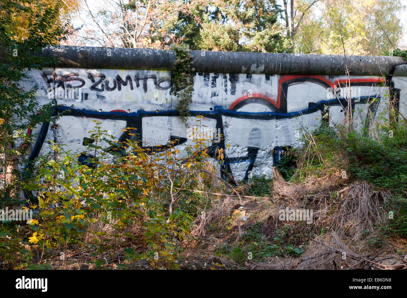 Original-Stück der Berliner Mauer am Liesenstrasse in St. Hedwig Friedhof Friedhof, Berlin Stockfoto