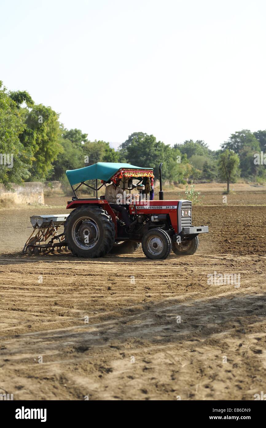 Traktor Pflügen eine Gebiet Rajasthan Indien Stockfoto