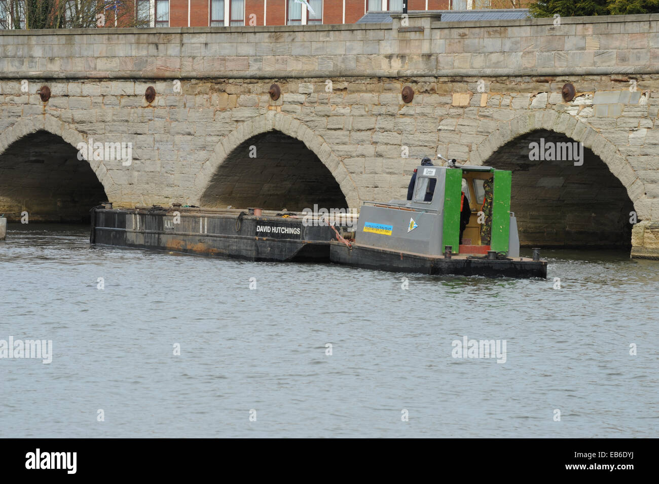 Baggerarbeiten am Fluss Avon durch Clopton Brücke in Stratford-upon-Avon, Warwickshire, England, UK Stockfoto
