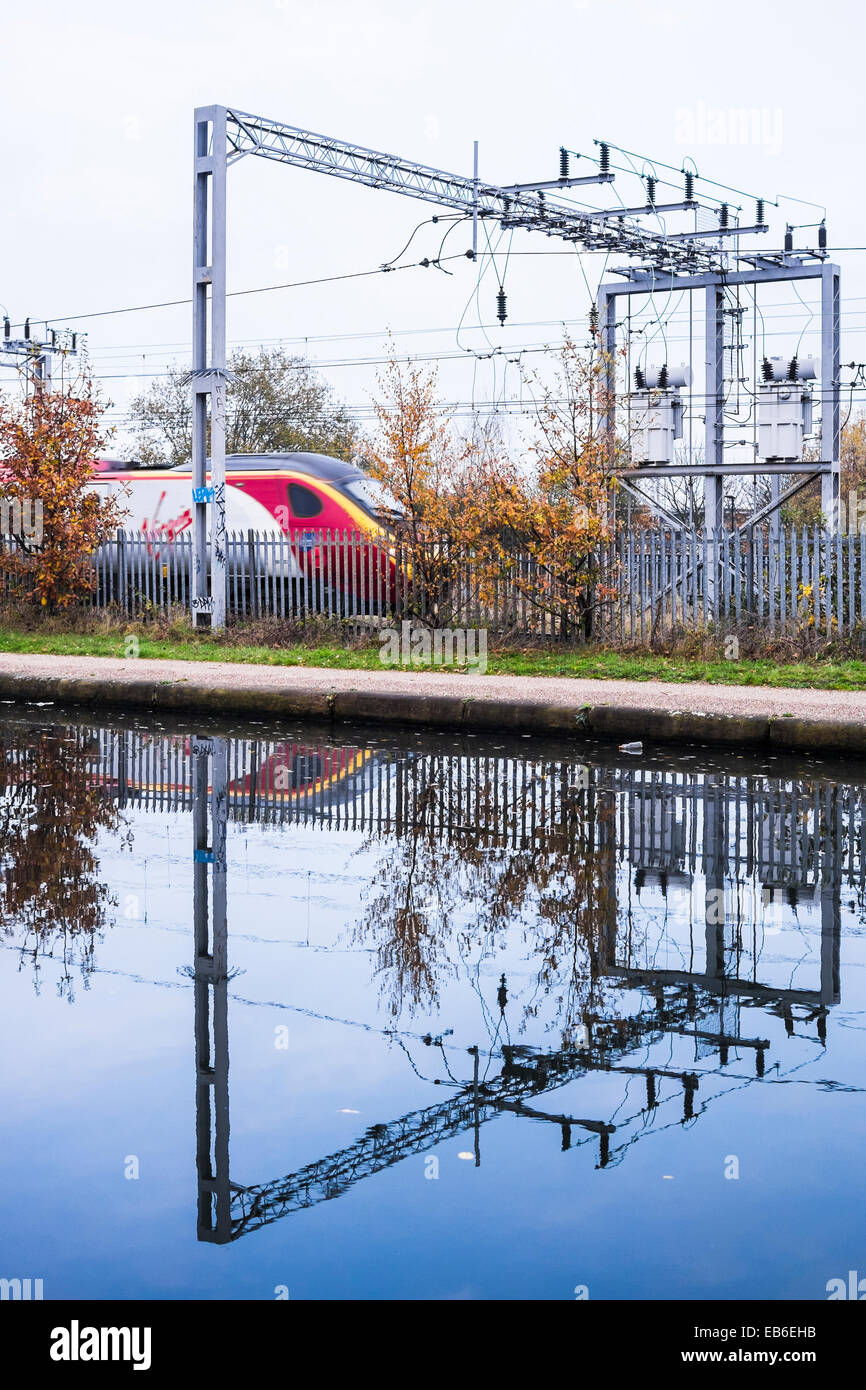 Bahn macht Kabel Unterstützung Reflexion - Birmingham Stockfoto