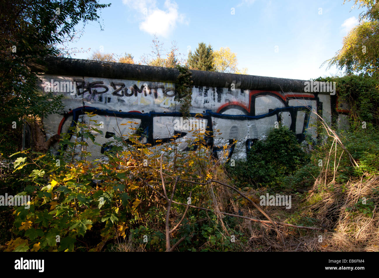 Original-Stück der Berliner Mauer am Liesenstrasse in St. Hedwig Friedhof Friedhof, Berlin Stockfoto