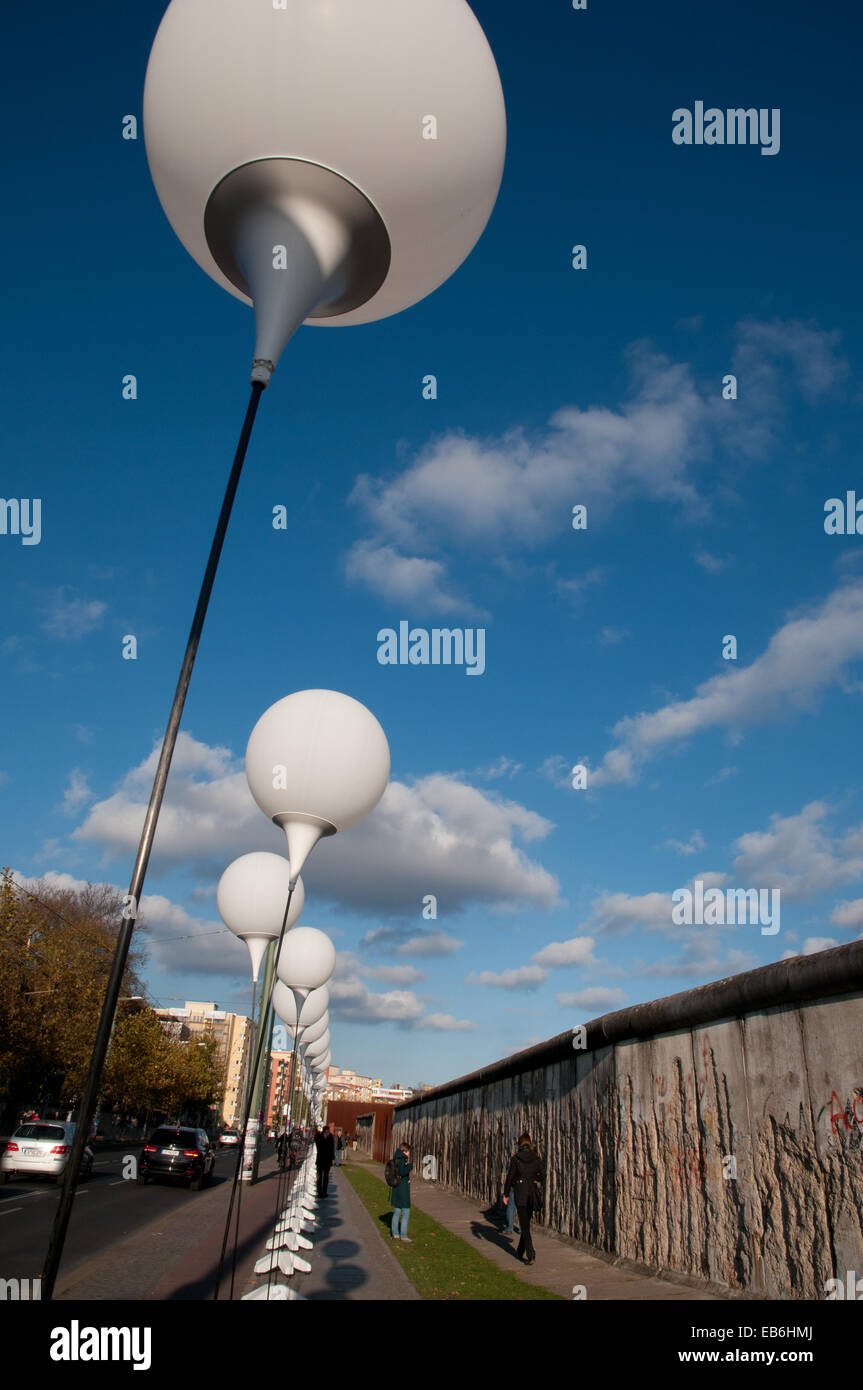 Ballons, die Markierungslinie der Berliner Mauer zum 25. Jahrestag des Falles der Berliner Mauer an der Bernauer Straße Stockfoto