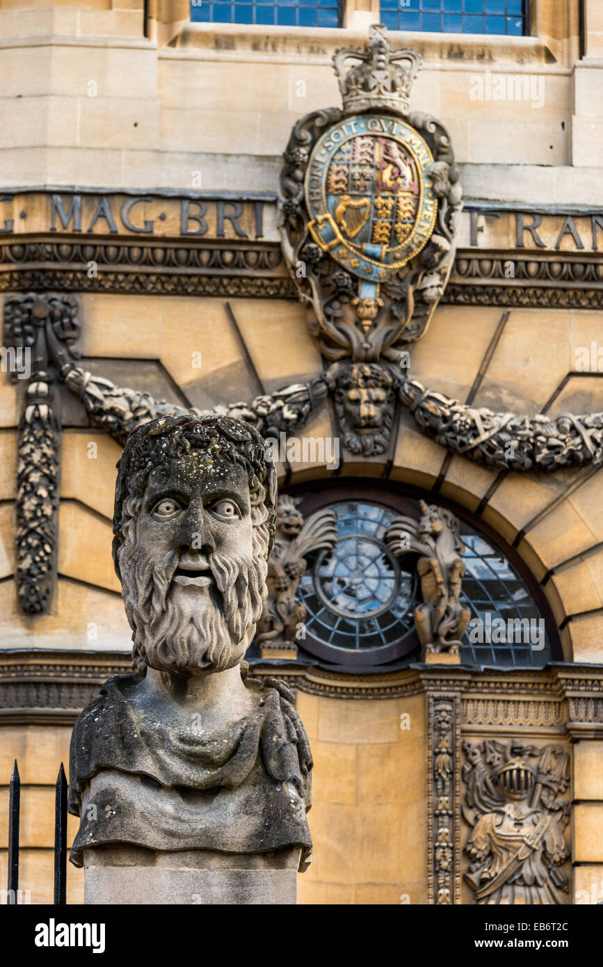 Eine dekorative Steinkopf und kunstvollen Steinmetzarbeiten auf das Sheldonian Theatre Oxford University Stockfoto