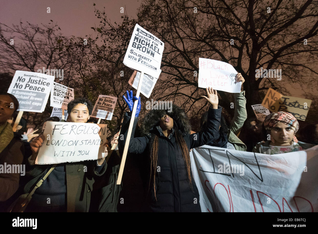 US-Botschaft, Grosvenor Square, London, UK. 26. November 2014. Demonstranten versammeln sich vor der US-Botschaft in London demonstrieren gegen die Entscheidung von einer Jury nicht Polizist Darren Wilson schießen tot Michael Brown, eine unbewaffnete 18-Year-Old, auf einer Seite Wohnstraße in Ferguson am 9. August in Rechnung zu stellen. Bildnachweis: Lee Thomas/Alamy Live-Nachrichten Stockfoto