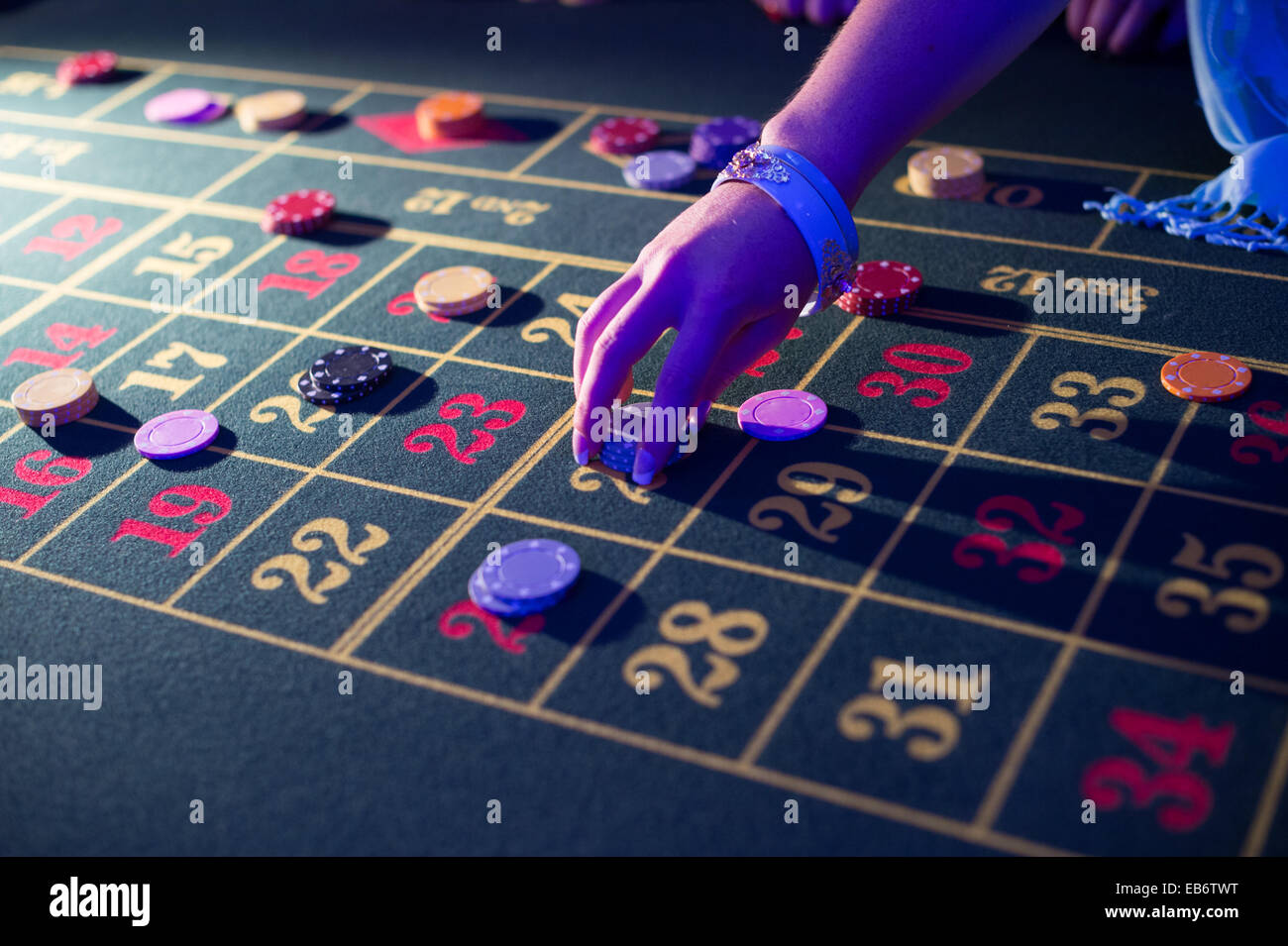 Menschen legen Platzierung Wetten spielen beim Roulette Glücksspiel in einem "Casino" bei einer Hochzeitsfeier, UK Stockfoto