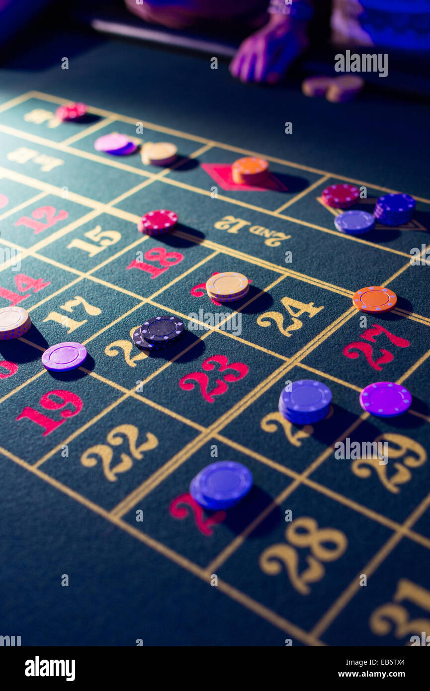 Menschen spielen beim Roulette Glücksspiel in einem "Casino" bei einer Hochzeitsfeier, UK Stockfoto