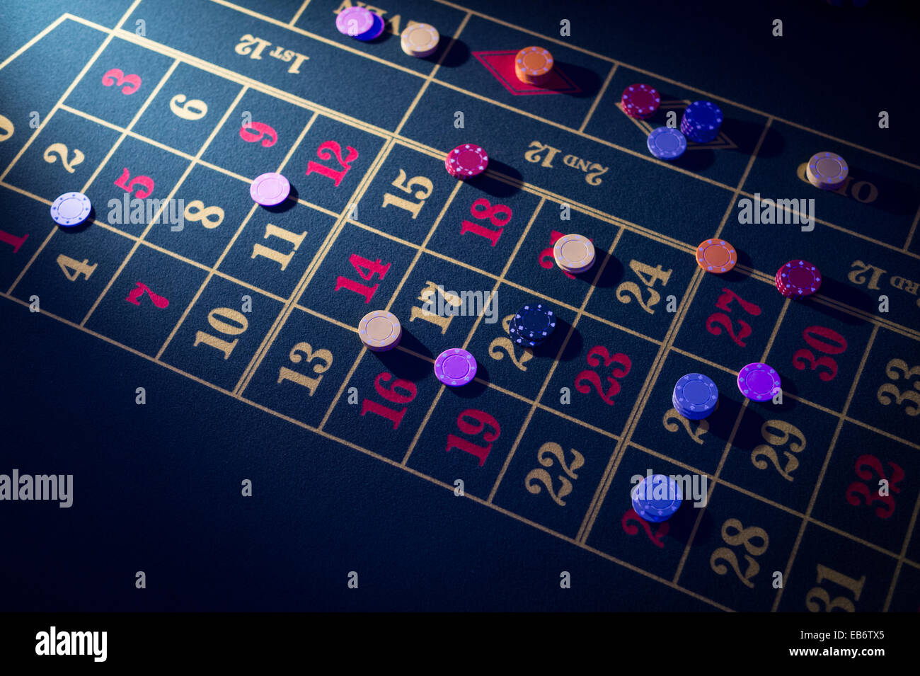 Menschen spielen beim Roulette Glücksspiel in einem "Casino" bei einer Hochzeitsfeier, UK Stockfoto