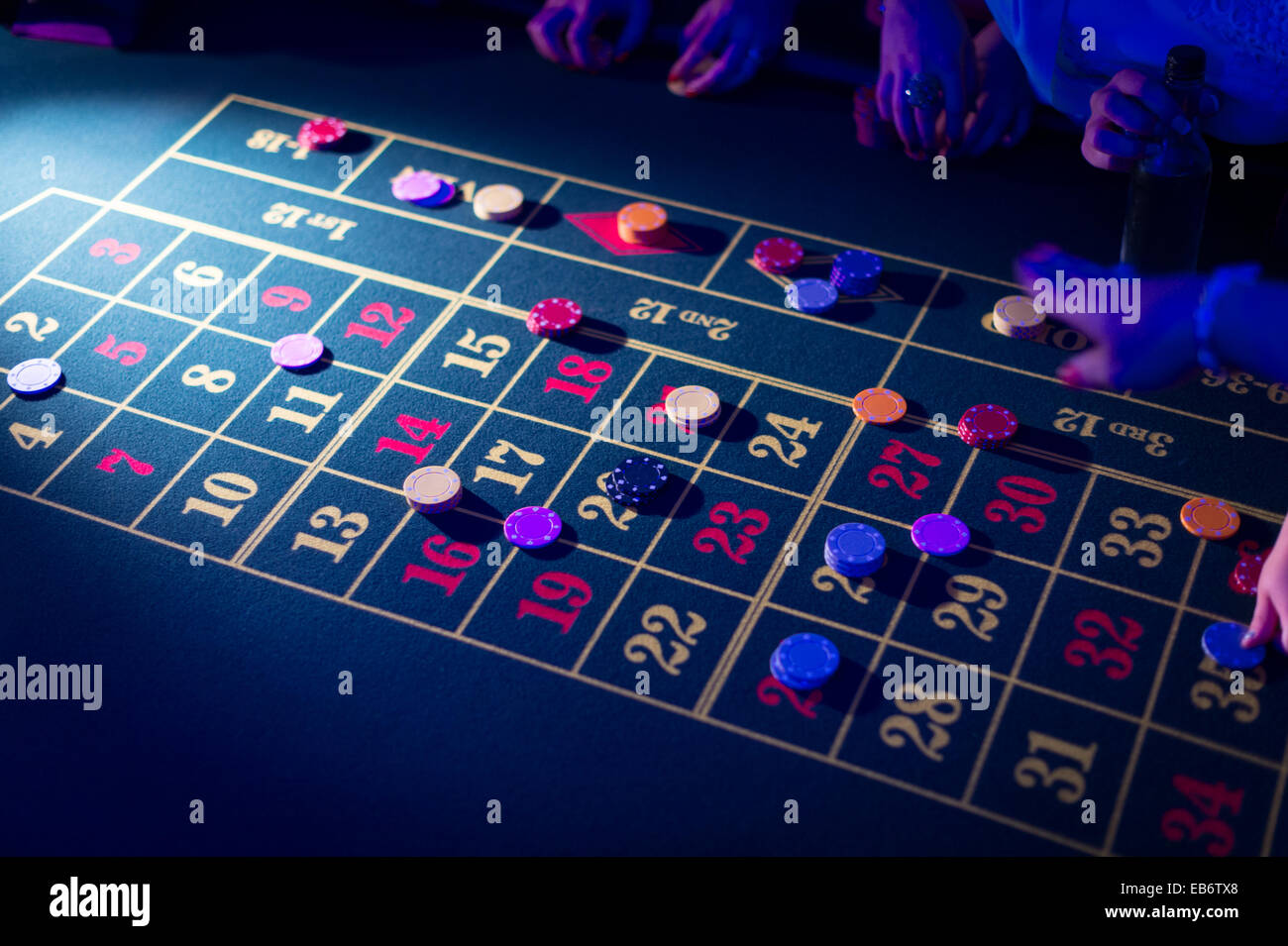 Menschen legen Platzierung Wetten spielen beim Roulette Glücksspiel in einem "Casino" bei einer Hochzeitsfeier, UK Stockfoto